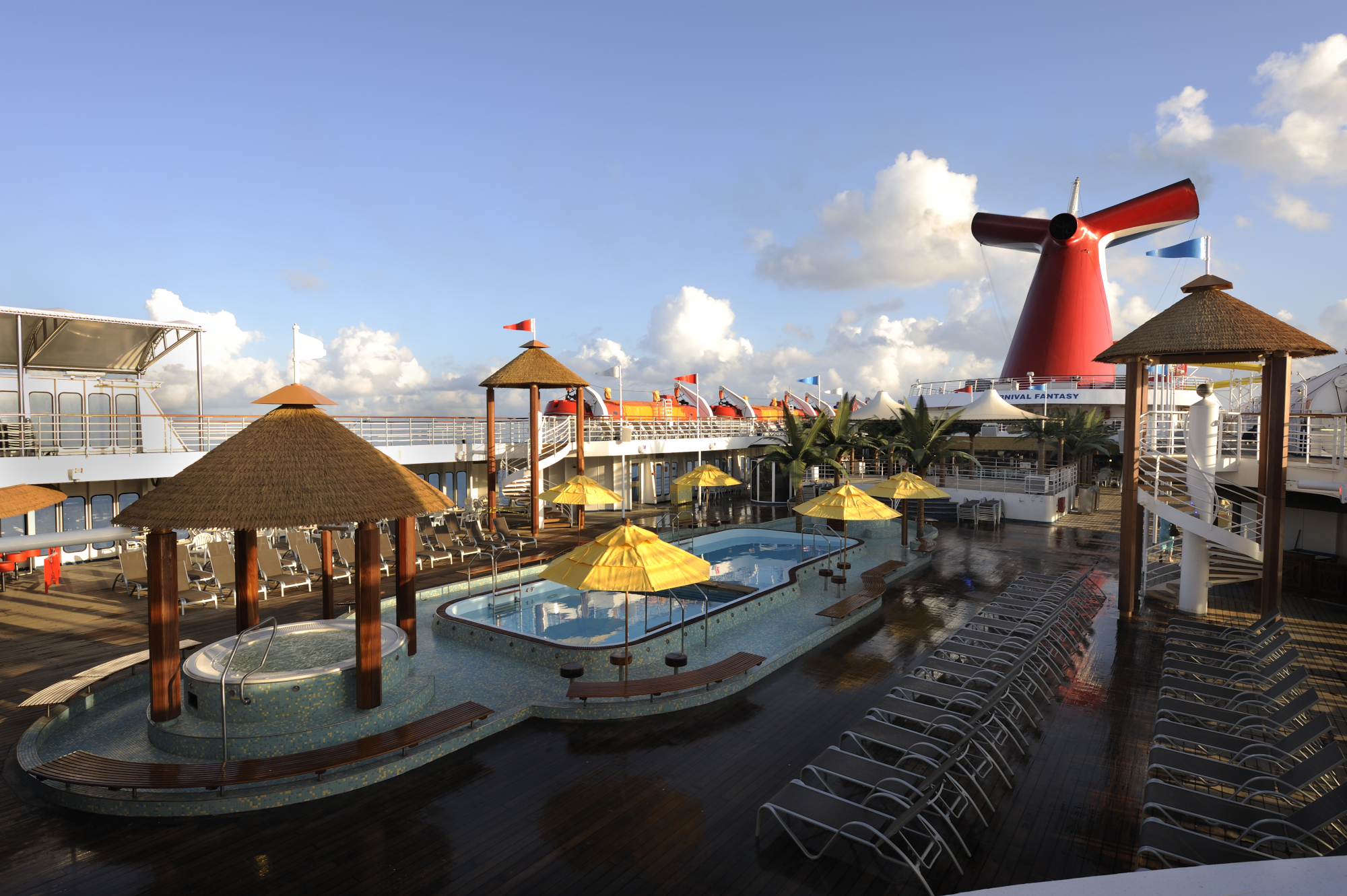 MyCruise Carnival Paradise Offentlige-arealer Pool-spa1
